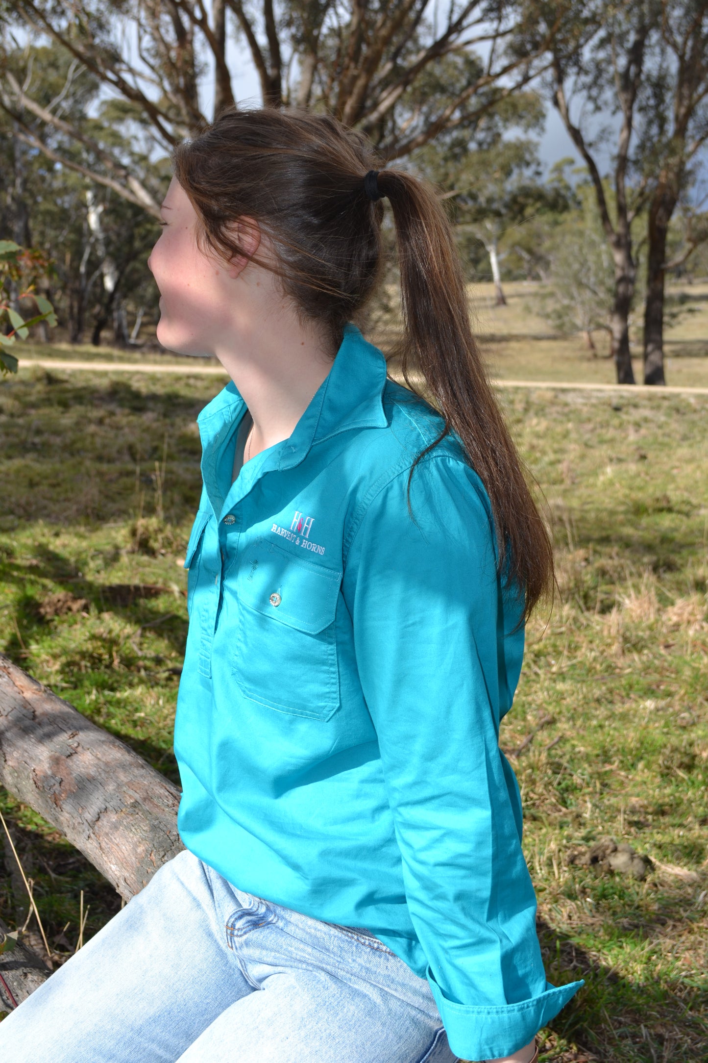 Woman's closed front long sleeve shirt - Jade